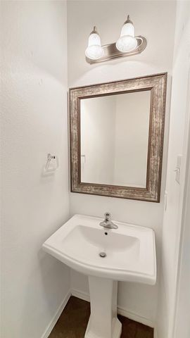 133 S Langtry LN, Jarrell, TX 76537