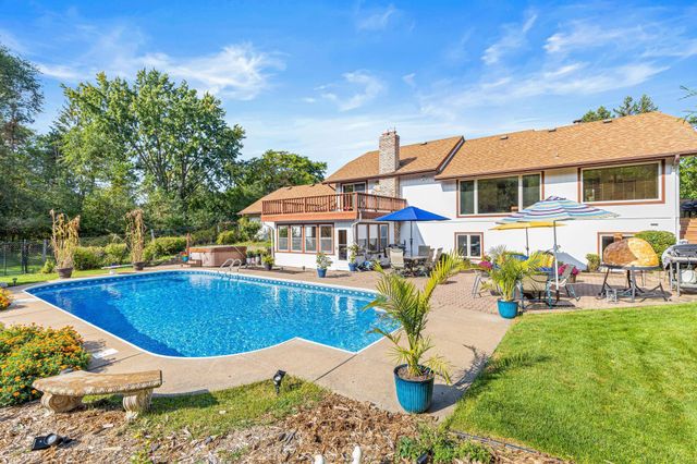 10 Hay Camp Road, North Oaks, MN 55127