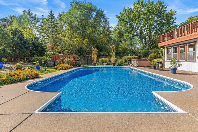 10 Hay Camp Road, North Oaks, MN 55127