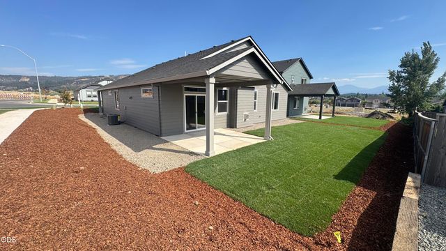 3687 Luchu Street 110, Medford, OR 97504
