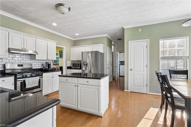 828 Essex Park DR, Hampton, VA 23669