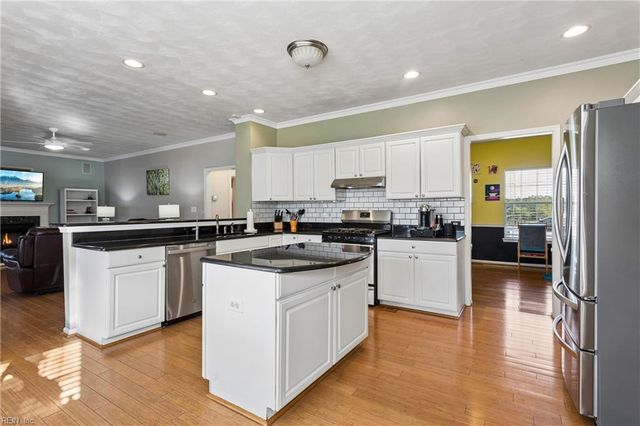 828 Essex Park DR, Hampton, VA 23669