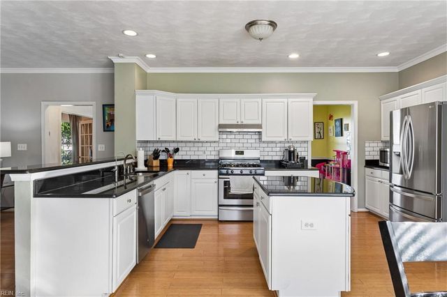 828 Essex Park DR, Hampton, VA 23669