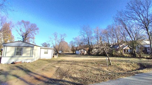 235 S Cherokee, Stilwell, OK 74960