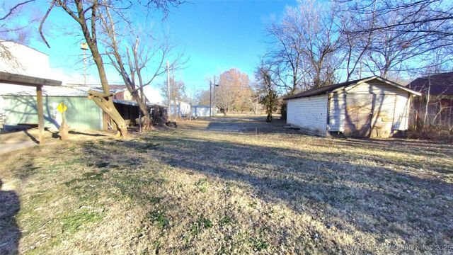 235 S Cherokee, Stilwell, OK 74960