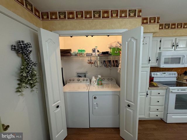 1069 COUNTRY HILL DR, Harrisburg, PA 17111