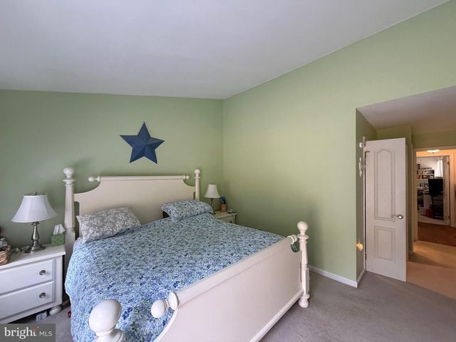 1069 COUNTRY HILL DR, Harrisburg, PA 17111