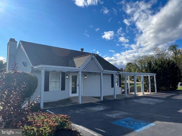 1069 COUNTRY HILL DR, Harrisburg, PA 17111