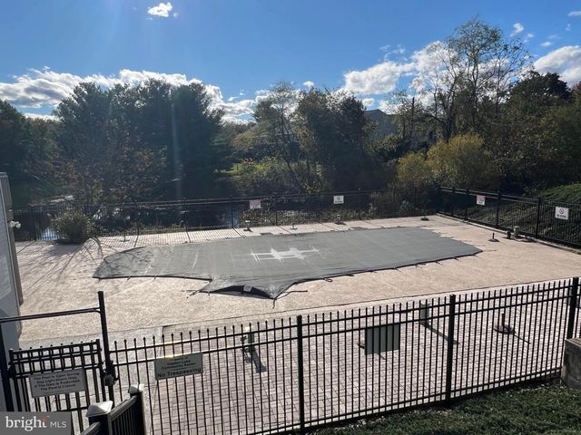 1069 COUNTRY HILL DR, Harrisburg, PA 17111