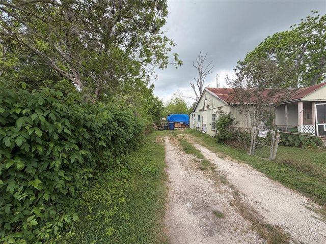 2212 S Highway 288b, Angleton, TX 77515