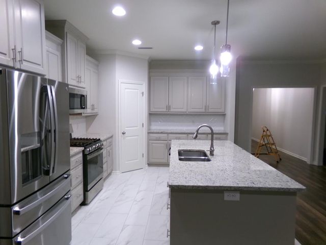 106 Pinewood Ln, Dothan, AL 36305
