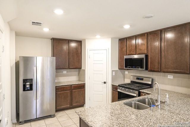 5527 CASTLE BROOK DR, San Antonio, TX 78218