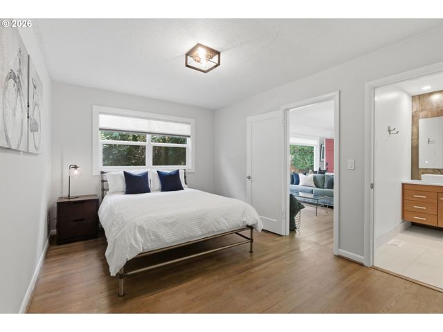 3734 Sw HAMILTON St, Portland, OR 97221