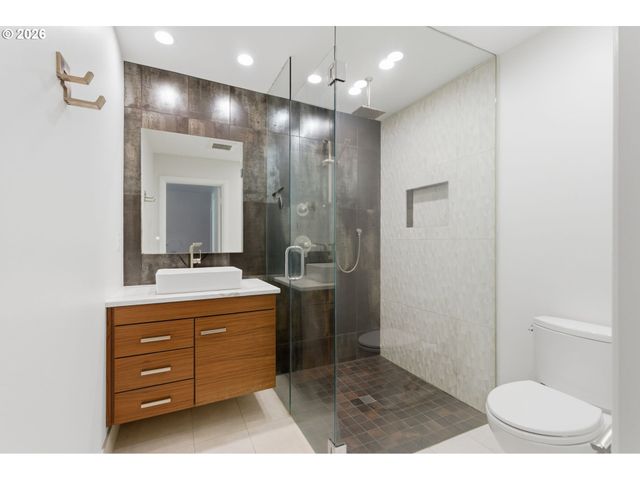 3734 Sw HAMILTON St, Portland, OR 97221