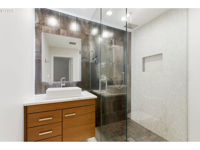 3734 Sw HAMILTON St, Portland, OR 97221