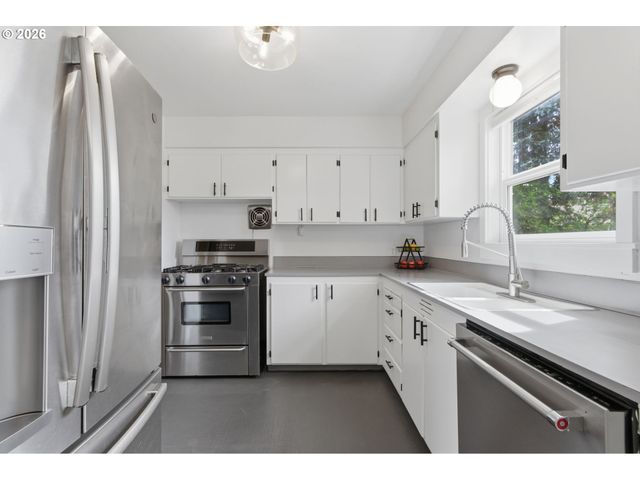 3734 Sw HAMILTON St, Portland, OR 97221