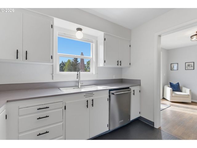 3734 Sw HAMILTON St, Portland, OR 97221