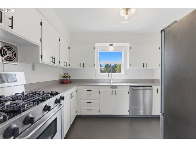 3734 Sw HAMILTON St, Portland, OR 97221