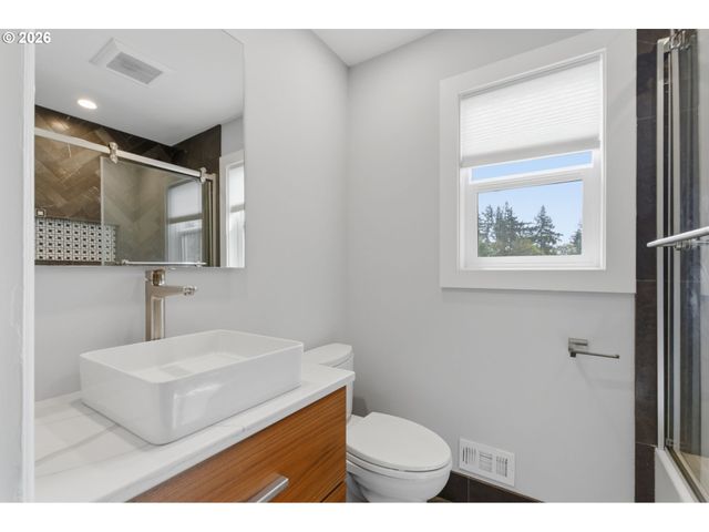 3734 Sw HAMILTON St, Portland, OR 97221