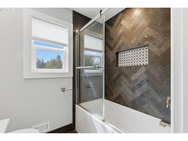 3734 Sw HAMILTON St, Portland, OR 97221