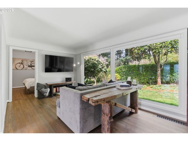 3734 Sw HAMILTON St, Portland, OR 97221