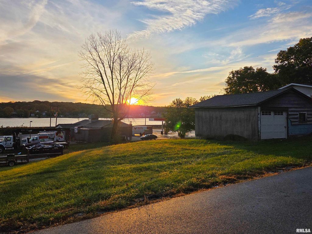 1225 N 2ND Street, Le Claire, IA 52753