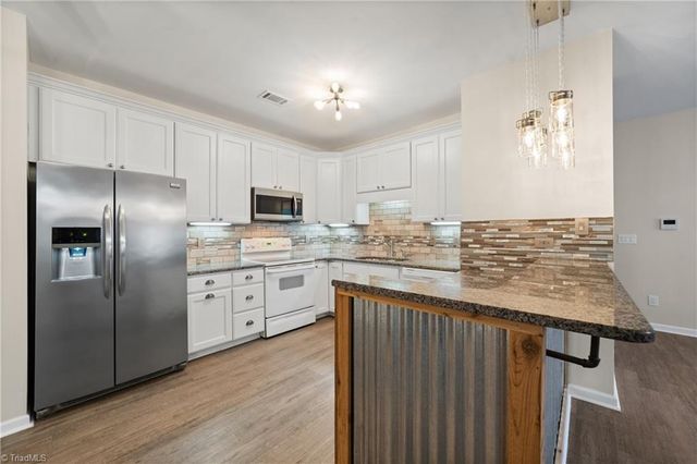 6901 Hanesbrook Circle 102, Clemmons, NC 27012