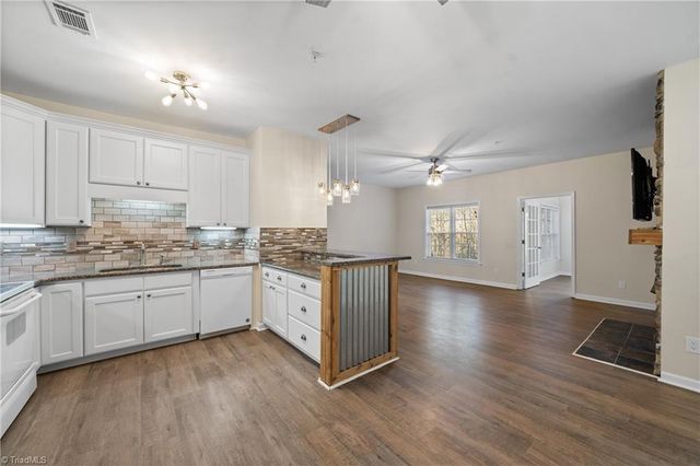 6901 Hanesbrook Circle 102, Clemmons, NC 27012