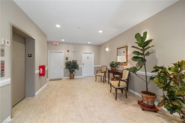 6901 Hanesbrook Circle 102, Clemmons, NC 27012