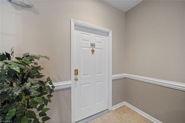 6901 Hanesbrook Circle 102, Clemmons, NC 27012