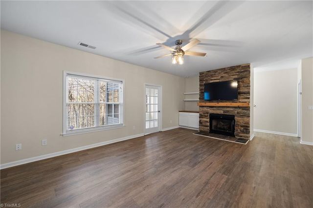 6901 Hanesbrook Circle 102, Clemmons, NC 27012