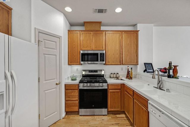 710 City Walk Pl 4, Hayward, CA 94541