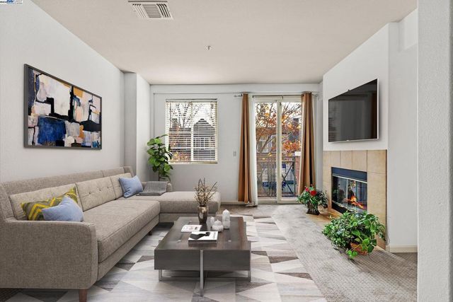 710 City Walk Pl 4, Hayward, CA 94541