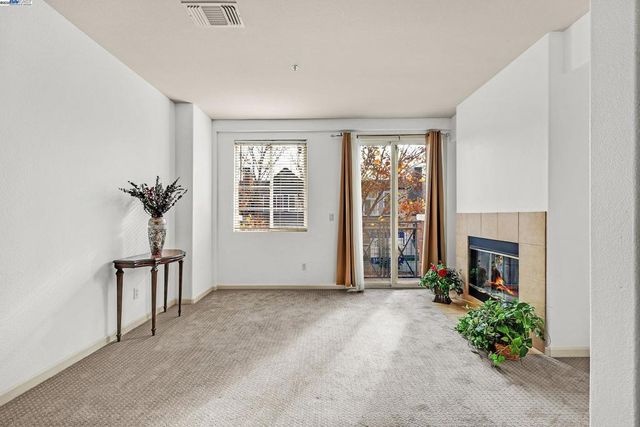 710 City Walk Pl 4, Hayward, CA 94541