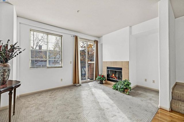 710 City Walk Pl 4, Hayward, CA 94541