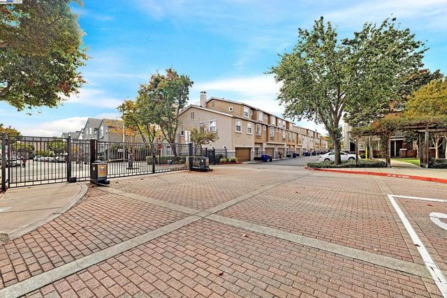 710 City Walk Pl 4, Hayward, CA 94541