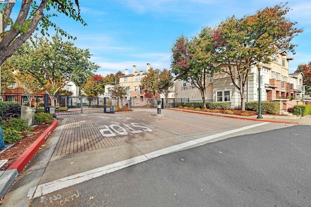 710 City Walk Pl 4, Hayward, CA 94541