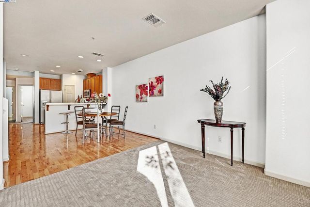 710 City Walk Pl 4, Hayward, CA 94541