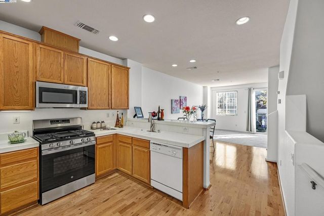 710 City Walk Pl 4, Hayward, CA 94541