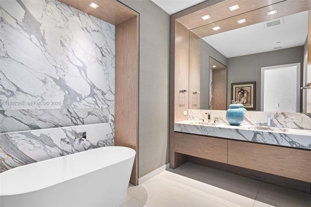 900 Brickell Key Blvd 2004, Miami, FL 33131