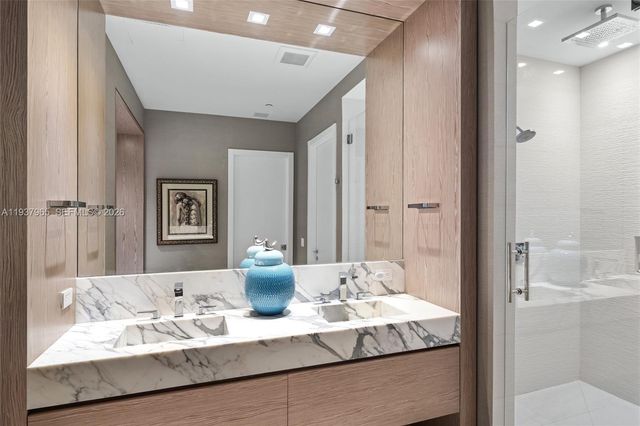 900 Brickell Key Blvd 2004, Miami, FL 33131