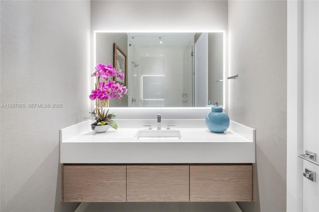 900 Brickell Key Blvd 2004, Miami, FL 33131