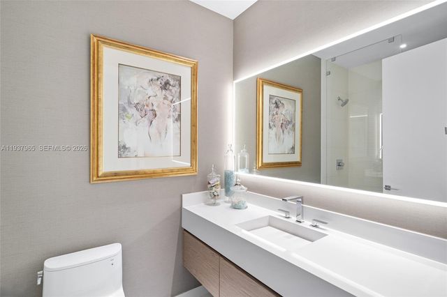 900 Brickell Key Blvd 2004, Miami, FL 33131