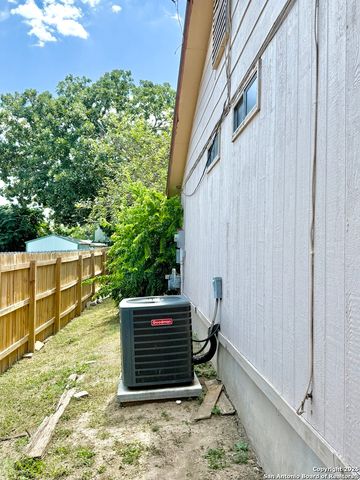 5819 Champions Hill Dr., San Antonio, TX 78233
