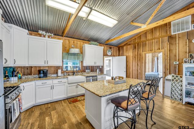 19316 Spillway Rd, Winona, TX 75792