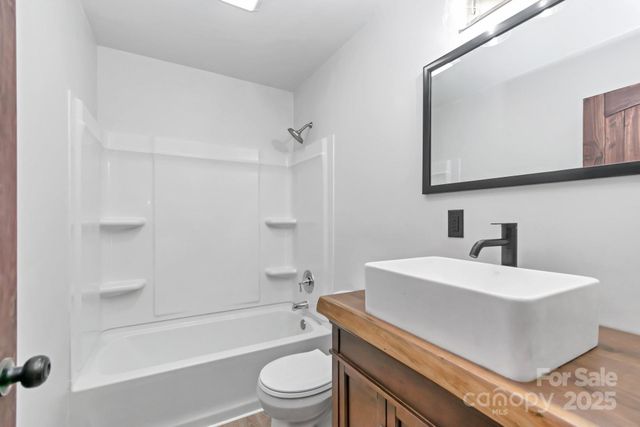 486 Hunter-Lysik Way, Laurel Springs, NC 28644