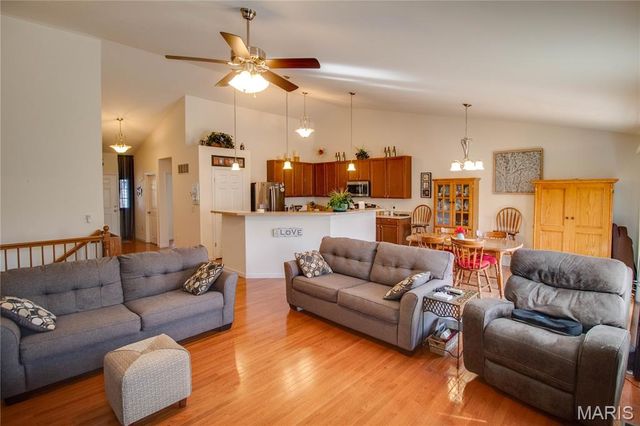 6814 Kensington Drive, Maryville, IL 62062