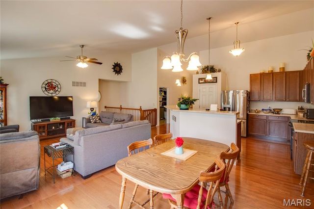 6814 Kensington Drive, Maryville, IL 62062