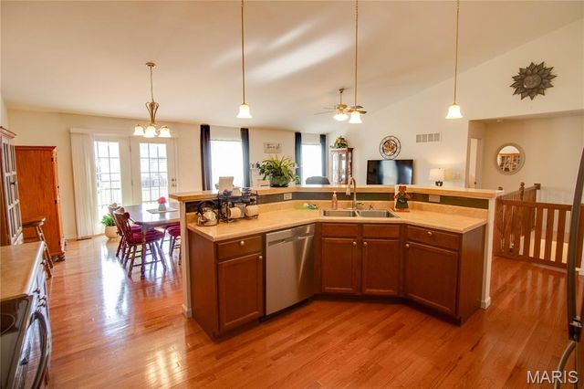 6814 Kensington Drive, Maryville, IL 62062