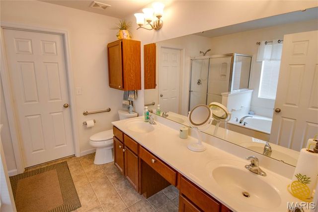 6814 Kensington Drive, Maryville, IL 62062